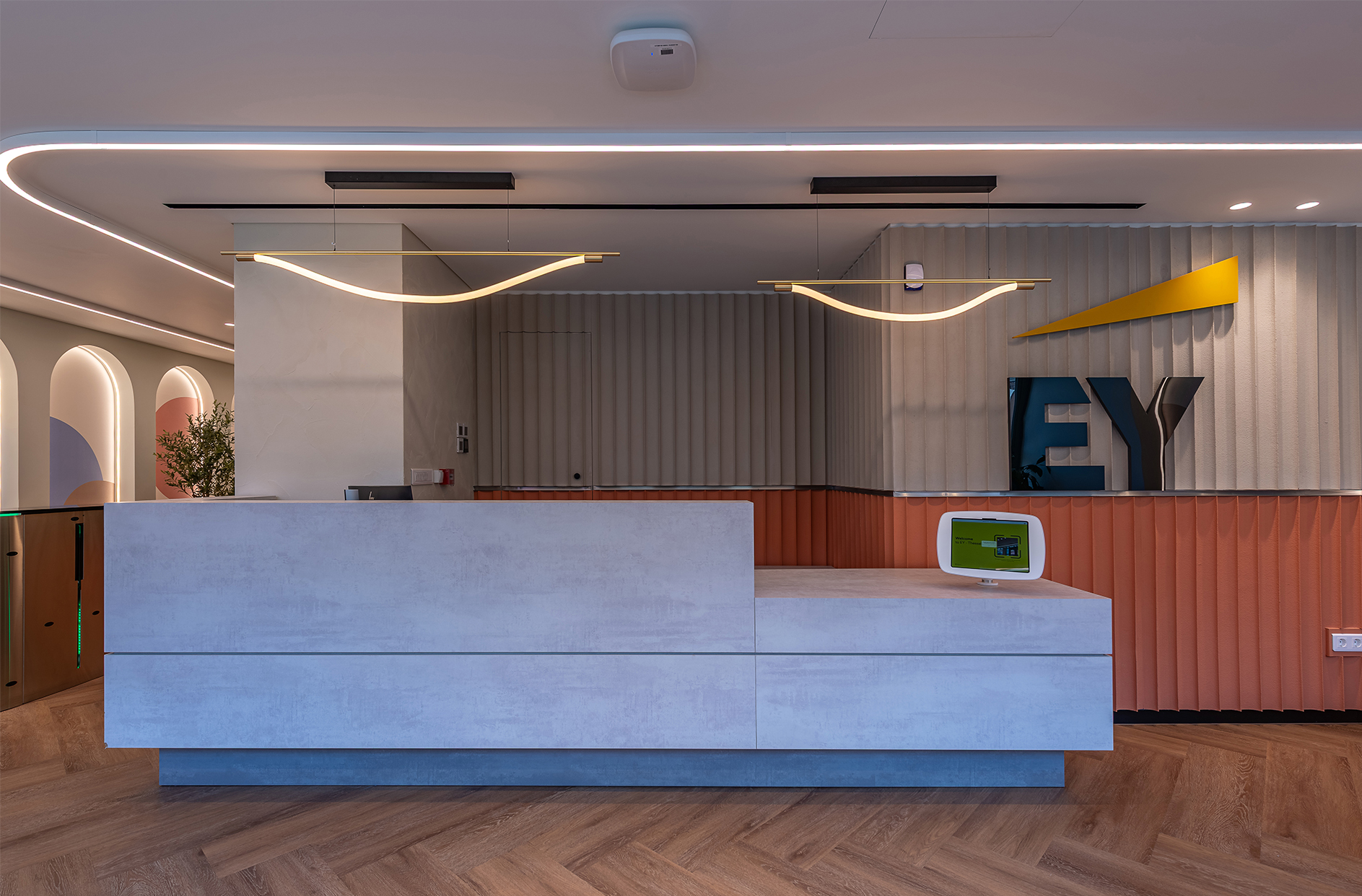 ERNST&YOUNG